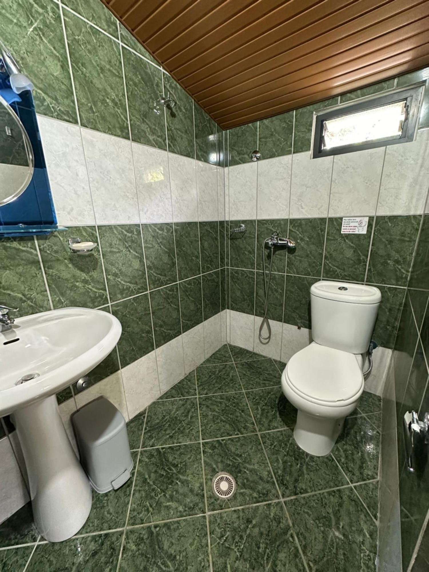 Piqeras Romeo'S Guest House 2 מראה חיצוני תמונה
